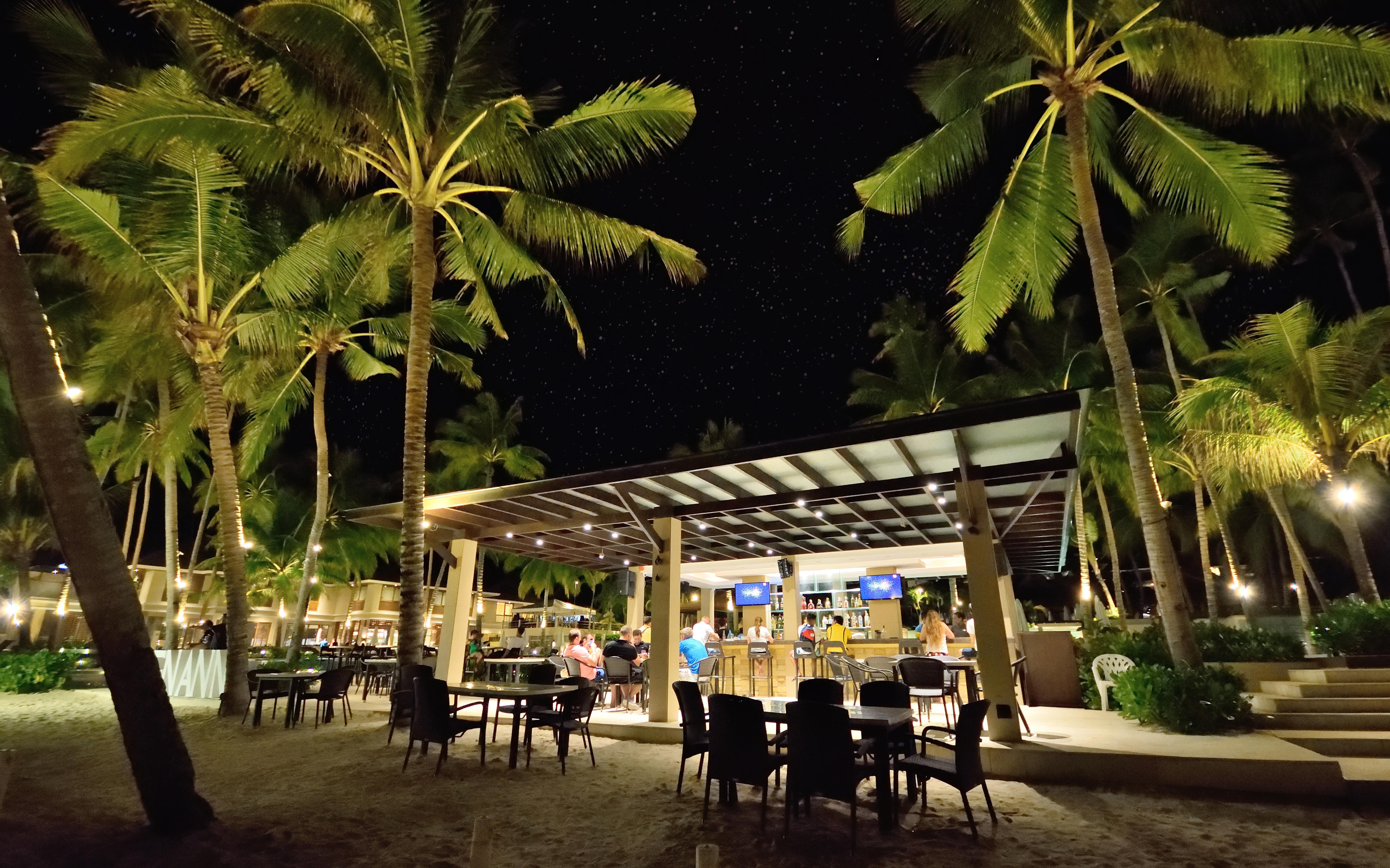 Henann Resort Alona Beach Panglao Extérieur photo The Beach Club at night
