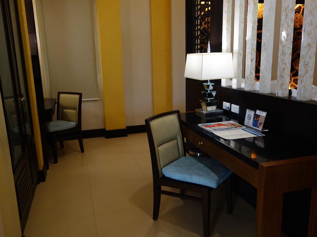 Henann Resort Alona Beach Panglao Extérieur photo A work desk in a hotel room